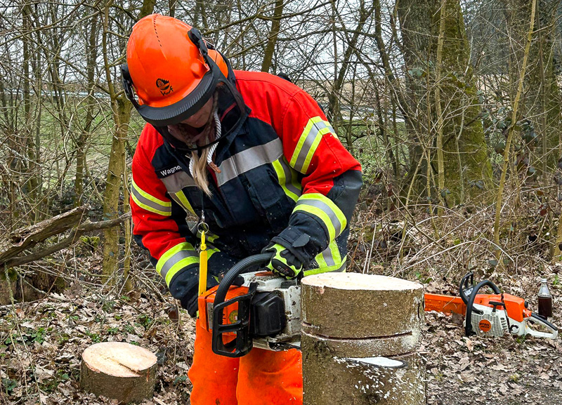 Sicherer Umgang mit der Motorsäge: 27 Feuerwehrkräfte erfolgreich ausgebildet