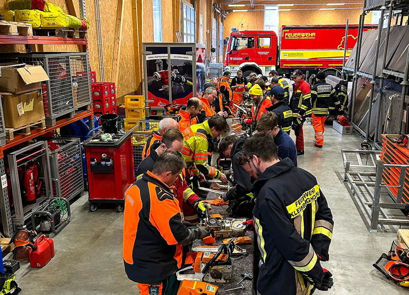 Sicherer Umgang mit der Motorsäge: 27 Feuerwehrkräfte erfolgreich ausgebildet