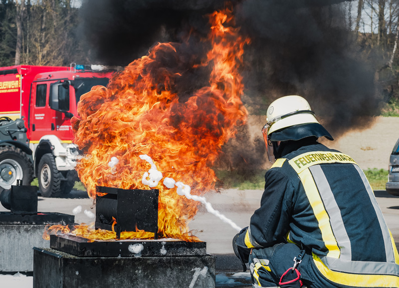 Effektiver Umgang mit Löschschaum: Ausbildung am Schaumtrainer