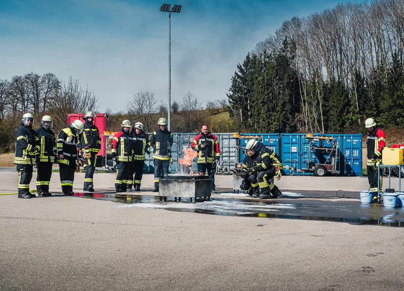 Effektiver Umgang mit Löschschaum: Ausbildung am Schaumtrainer