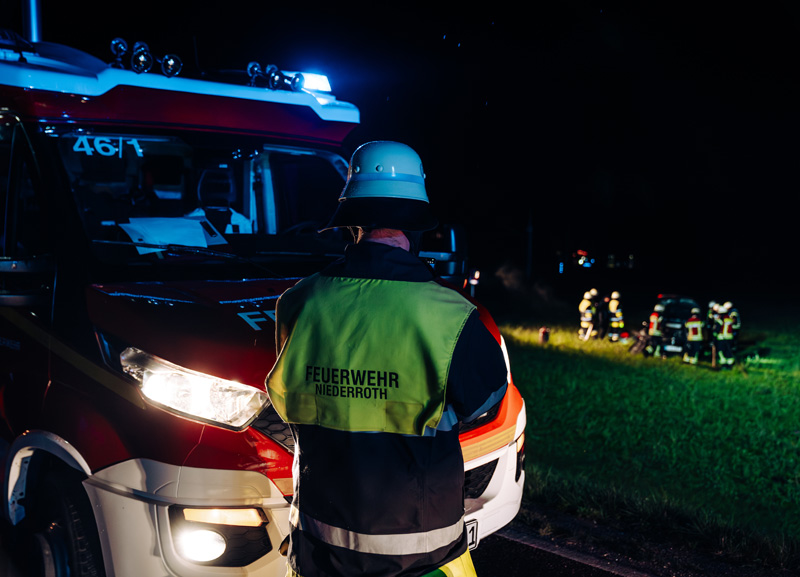 Schwerer Verkehrsunfall bei Niederroth - Pkw überschlägt sich