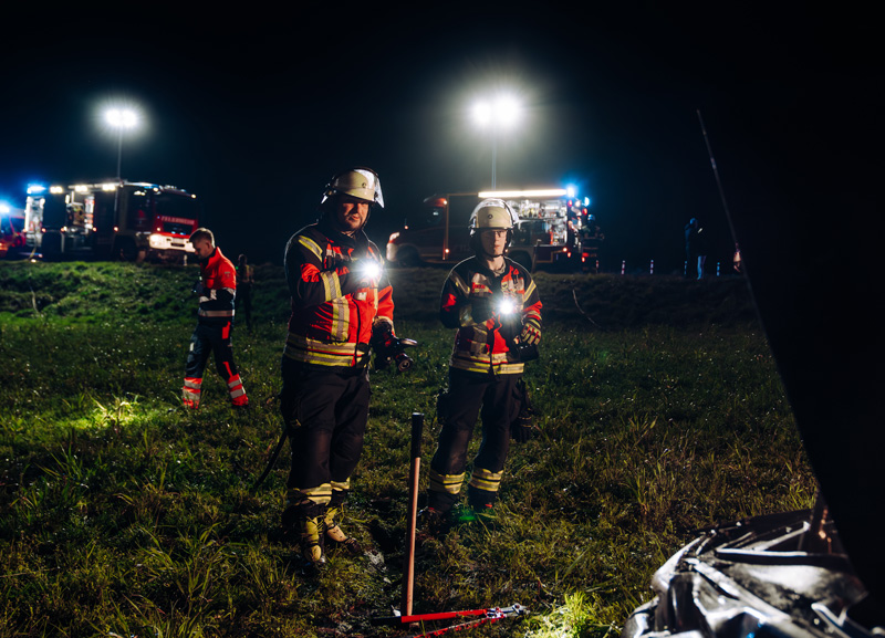 Schwerer Verkehrsunfall bei Niederroth - Pkw überschlägt sich