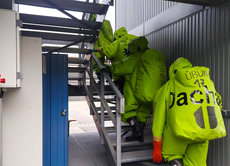 Sicher im Chemikalienschutzanzug: 13 Einsatzkräfte der Feuerwehr Weichs ausgebildet
