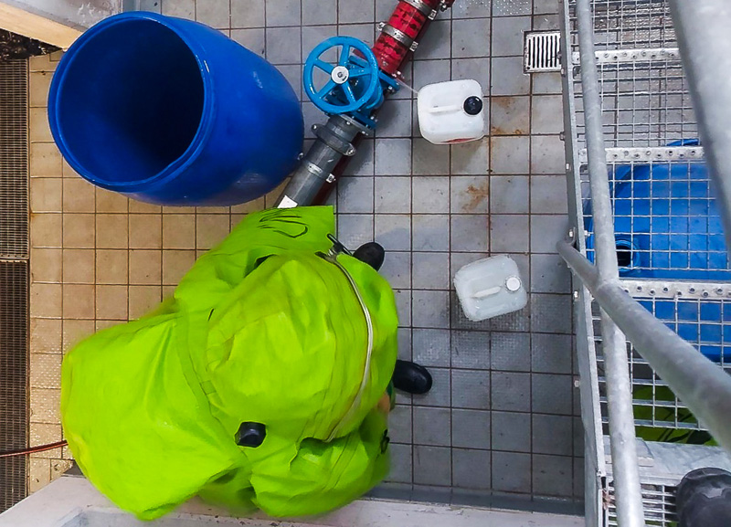 Sicher im Chemikalienschutzanzug: 13 Einsatzkräfte der Feuerwehr Weichs ausgebildet