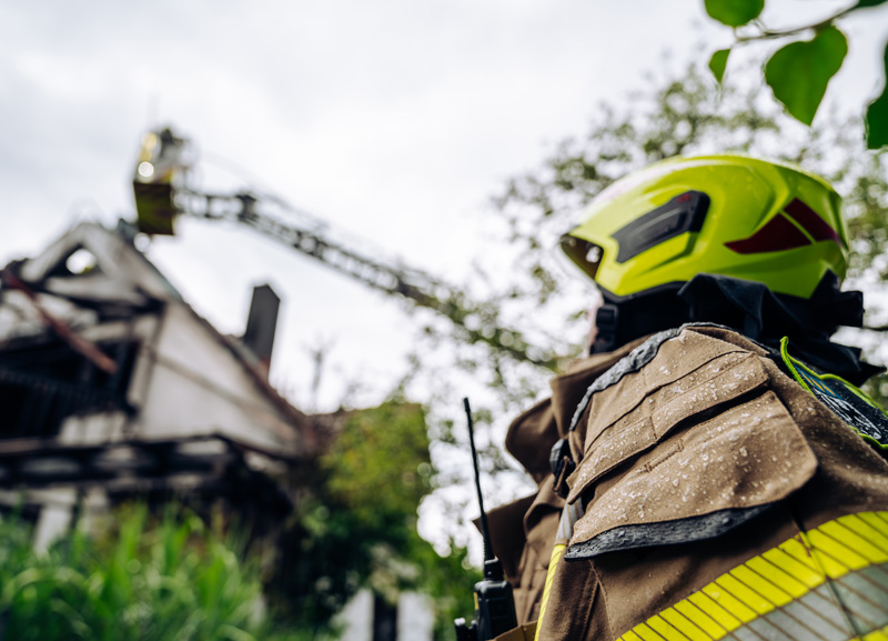 Großbrand in Ottershausen - Wohnungsbrand greift auf Dachstuhl über