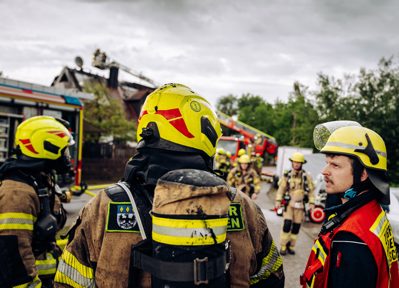 Großbrand in Ottershausen - Wohnungsbrand greift auf Dachstuhl über