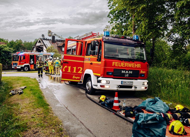 Großbrand in Ottershausen - Wohnungsbrand greift auf Dachstuhl über