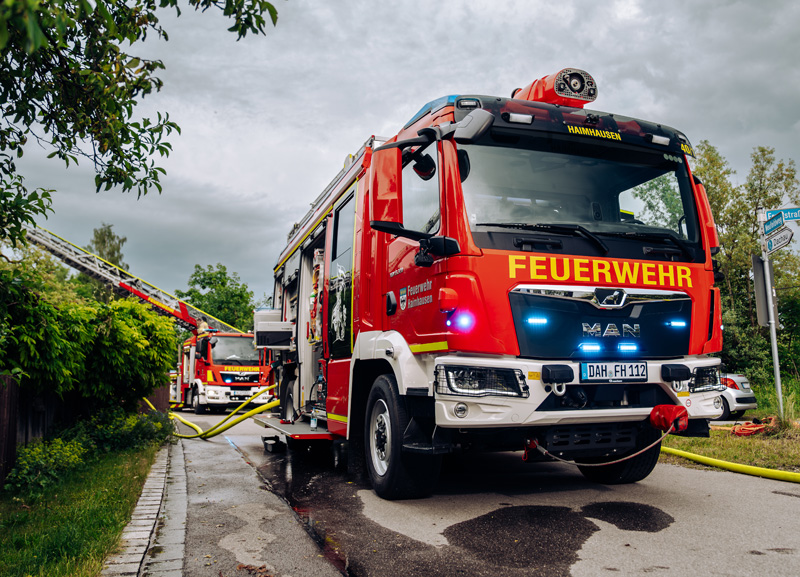 Großbrand in Ottershausen - Wohnungsbrand greift auf Dachstuhl über