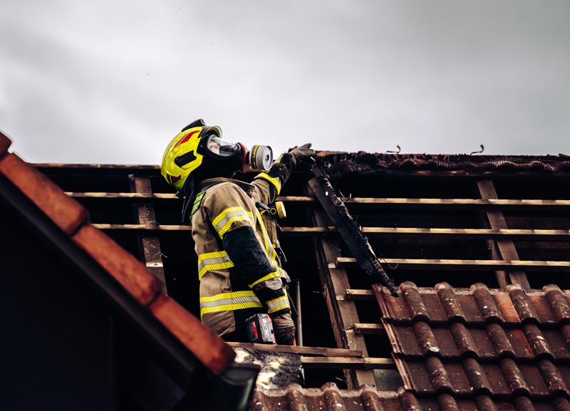 Großbrand in Ottershausen - Wohnungsbrand greift auf Dachstuhl über