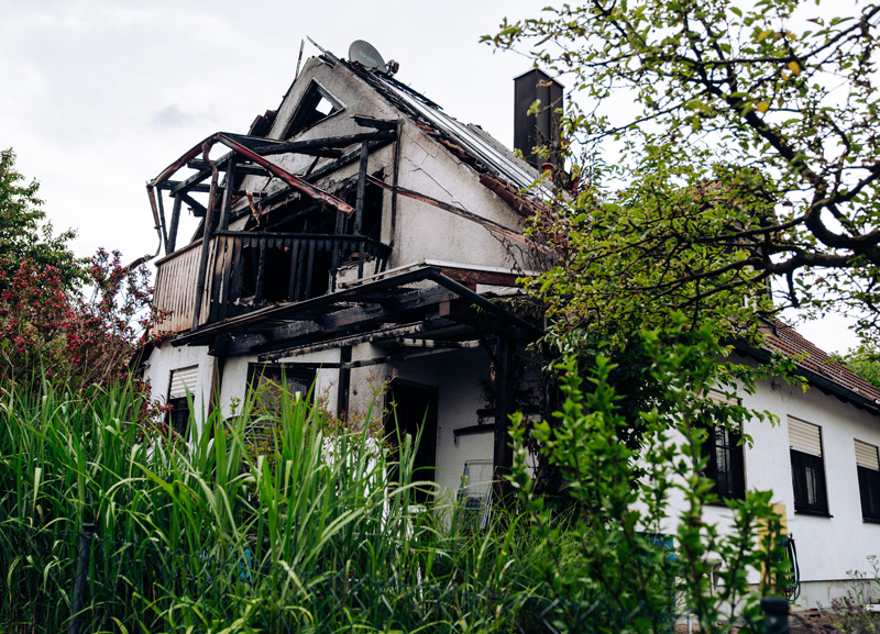 Großbrand in Ottershausen - Wohnungsbrand greift auf Dachstuhl über