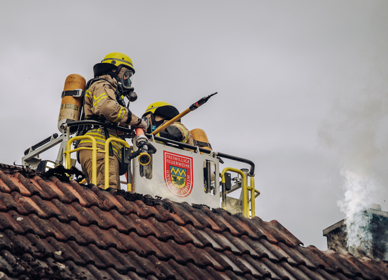 Großbrand in Ottershausen - Wohnungsbrand greift auf Dachstuhl über