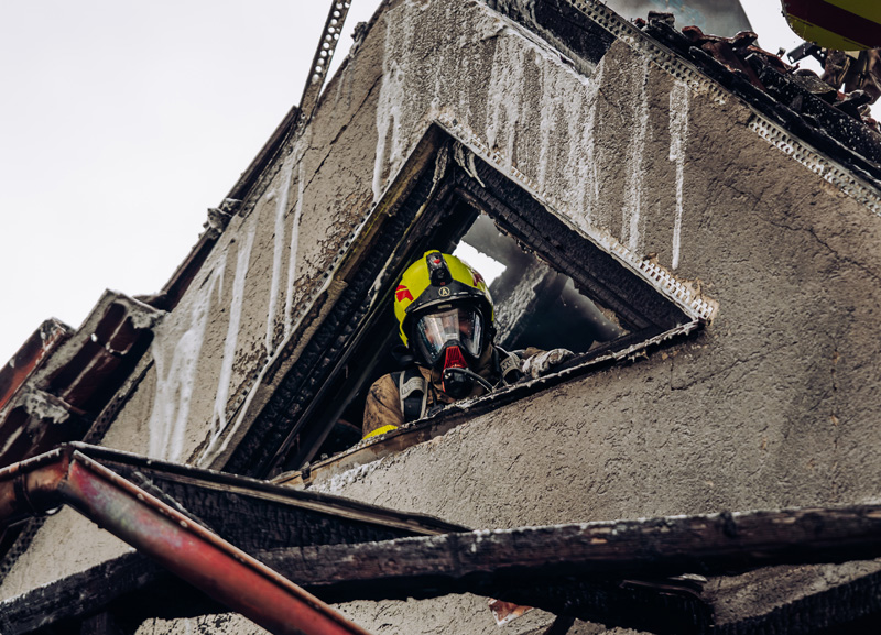 Großbrand in Ottershausen - Wohnungsbrand greift auf Dachstuhl über