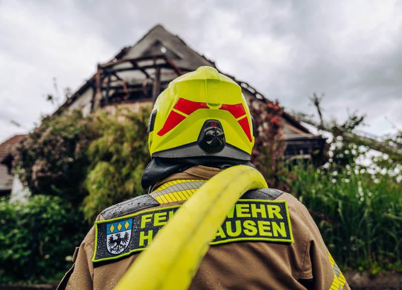 Großbrand in Ottershausen - Wohnungsbrand greift auf Dachstuhl über