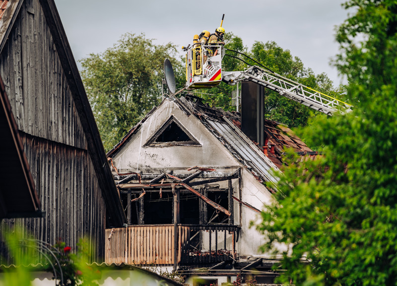 Großbrand in Ottershausen - Wohnungsbrand greift auf Dachstuhl über