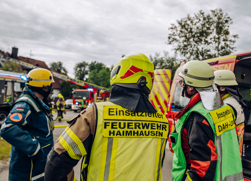 Großbrand in Ottershausen - Wohnungsbrand greift auf Dachstuhl über