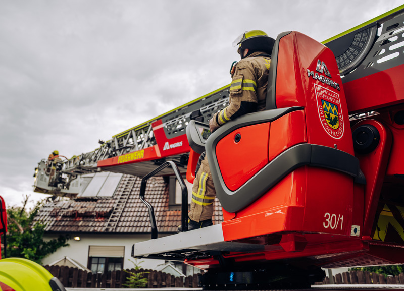 Großbrand in Ottershausen - Wohnungsbrand greift auf Dachstuhl über