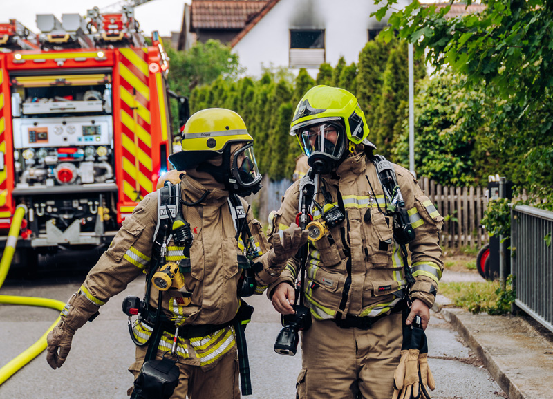 Großbrand in Ottershausen - Wohnungsbrand greift auf Dachstuhl über