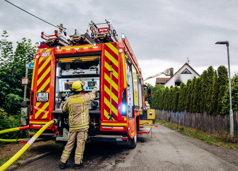 Großbrand in Ottershausen - Wohnungsbrand greift auf Dachstuhl über