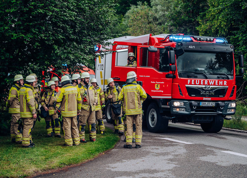 Großbrand in Ottershausen - Wohnungsbrand greift auf Dachstuhl über