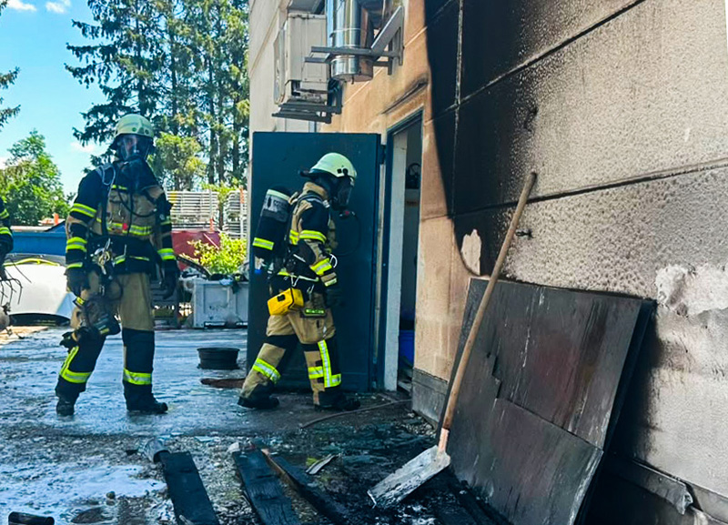 Brand an Lagerhalle im Karlsfelder Gewerbegebiet - Übergreifen der Flammen verhindert
