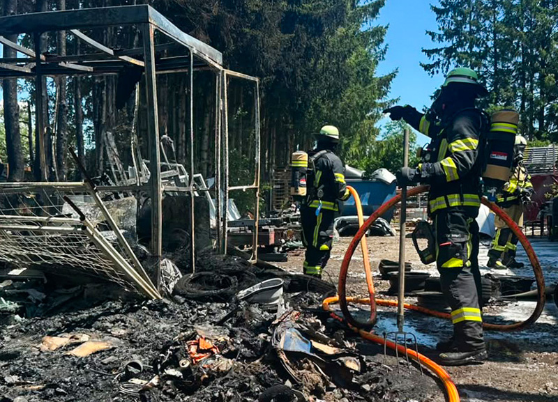 Brand an Lagerhalle im Karlsfelder Gewerbegebiet - Übergreifen der Flammen verhindert