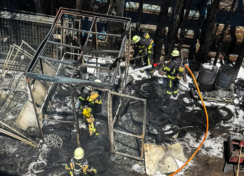 Brand an Lagerhalle im Karlsfelder Gewerbegebiet - Übergreifen der Flammen verhindert