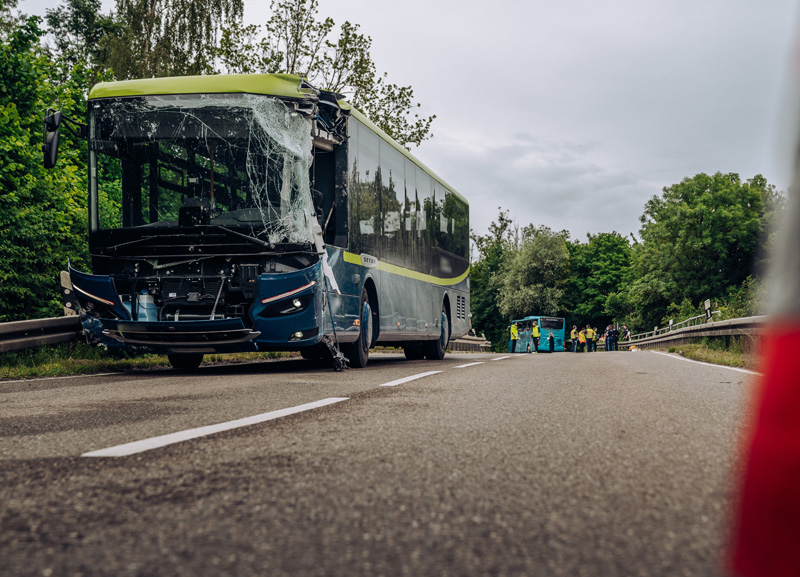 Schwerer Busunfall bei Ampermoching - Großaufgebot an Rettungskräften im Einsatz