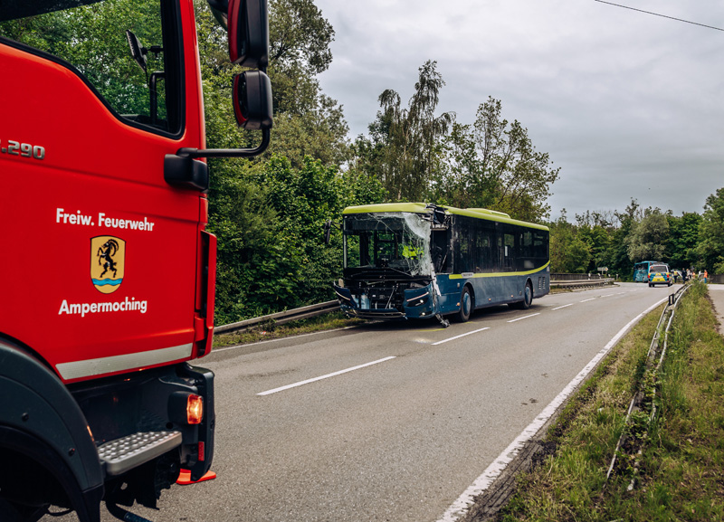 Schwerer Busunfall bei Ampermoching - Großaufgebot an Rettungskräften im Einsatz