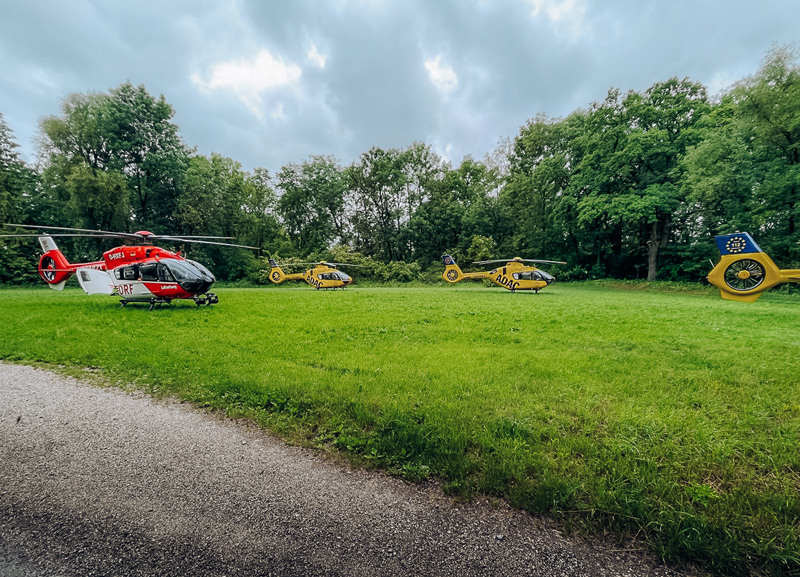 Schwerer Busunfall bei Ampermoching - Großaufgebot an Rettungskräften im Einsatz