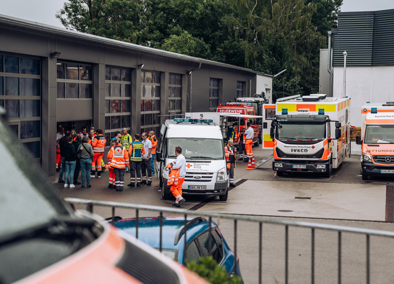 Schwerer Busunfall bei Ampermoching - Großaufgebot an Rettungskräften im Einsatz