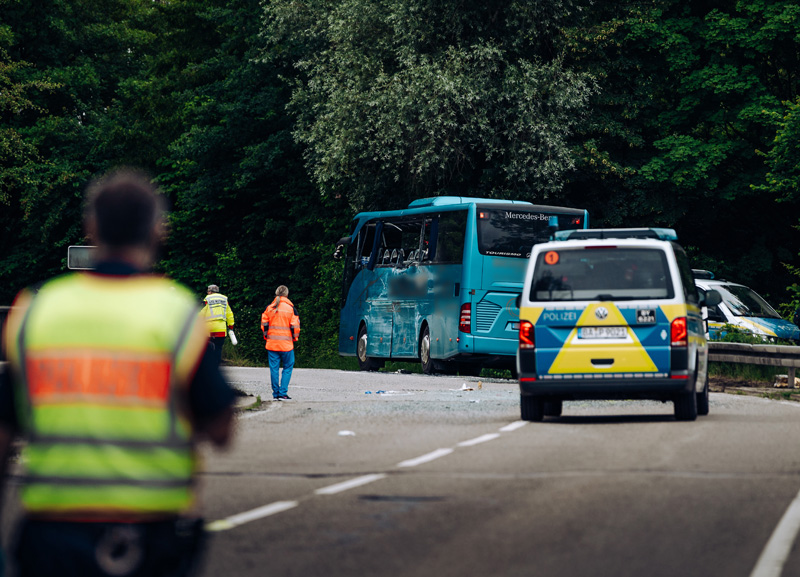 Schwerer Busunfall bei Ampermoching - Großaufgebot an Rettungskräften im Einsatz