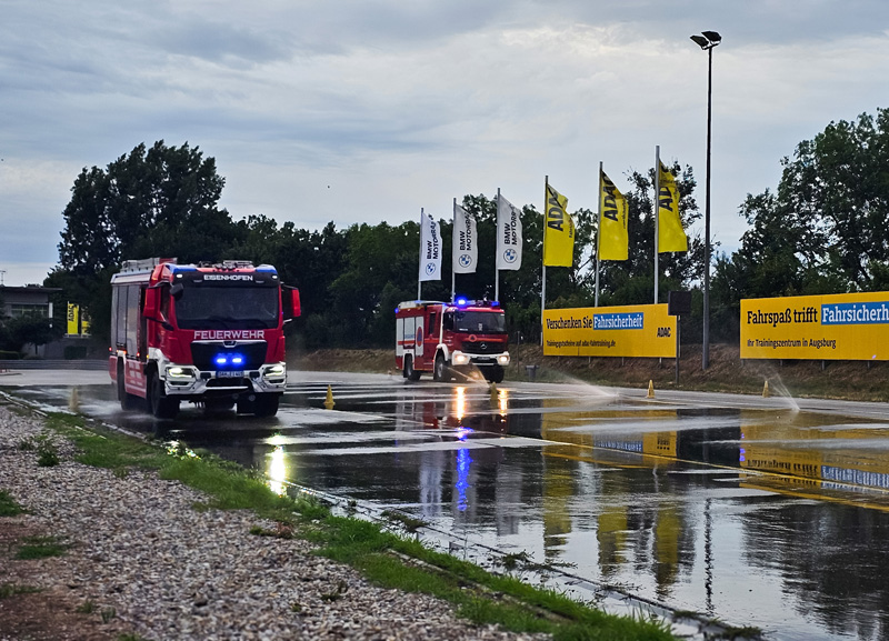 Sicher unterwegs im Einsatz: 28 Feuerwehrdienstleistende absolvieren Fahrsicherheitstraining in Augsburg