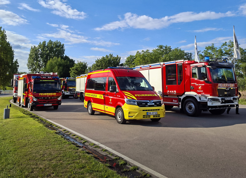 Sicher unterwegs im Einsatz: 28 Feuerwehrdienstleistende absolvieren Fahrsicherheitstraining in Augsburg