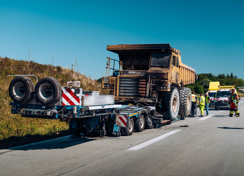 Schwertransporter auf A8 in brand geraten - Schnelles eingreifen verhindert schlimmeres