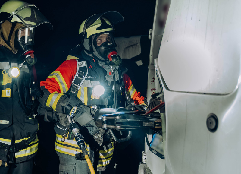 Nächtlicher Fahrzeugbrand in Günding - Zwei Kastenwagen ausgebrannt