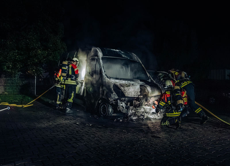 Nächtlicher Fahrzeugbrand in Günding - Zwei Kastenwagen ausgebrannt