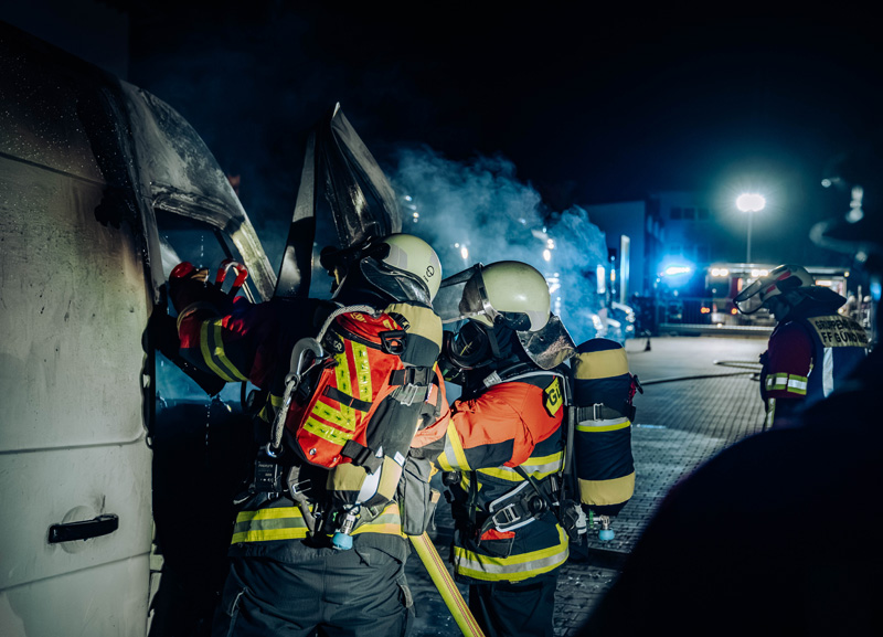Nächtlicher Fahrzeugbrand in Günding - Zwei Kastenwagen ausgebrannt