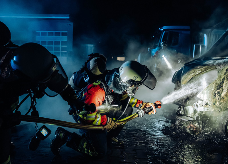 Nächtlicher Fahrzeugbrand in Günding - Zwei Kastenwagen ausgebrannt