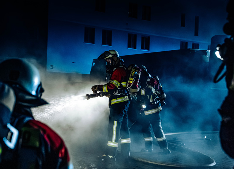 Nächtlicher Fahrzeugbrand in Günding - Zwei Kastenwagen ausgebrannt