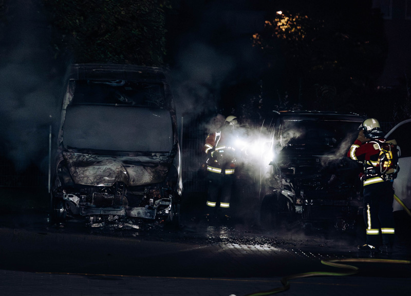 Nächtlicher Fahrzeugbrand in Günding - Zwei Kastenwagen ausgebrannt