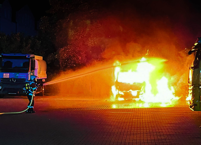 Nächtlicher Fahrzeugbrand in Günding - Zwei Kastenwagen ausgebrannt