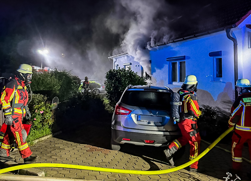Küchenbrand in Wollomoos - vier Atemschutztrupps im Einsatz