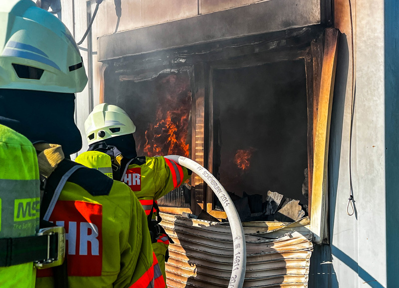 Brand in der Asylbewerberunterkunft Vierkirchen - Wohncontainer brennt aus
