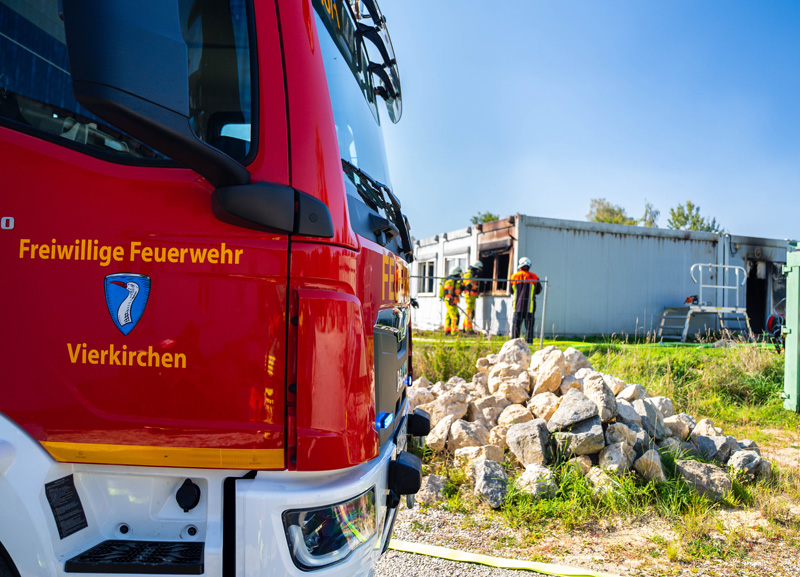 Brand in der Asylbewerberunterkunft Vierkirchen - Wohncontainer brennt aus