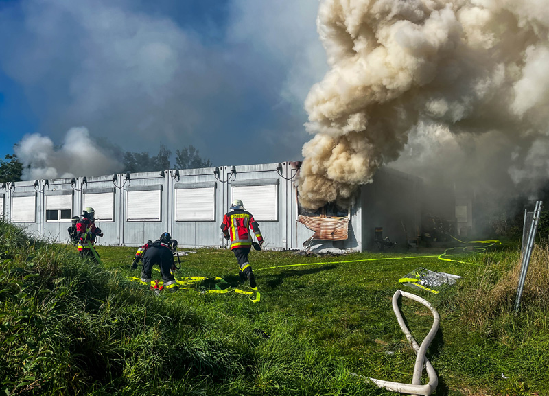 Brand in der Asylbewerberunterkunft Vierkirchen - Wohncontainer brennt aus
