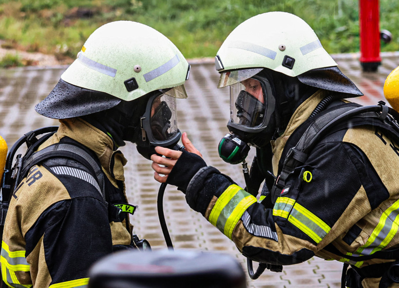 Verstärkung für den Atemschutzeinsatz: 14 Feuerwehrdienstleistende schließen Ausbildung erfolgreich ab