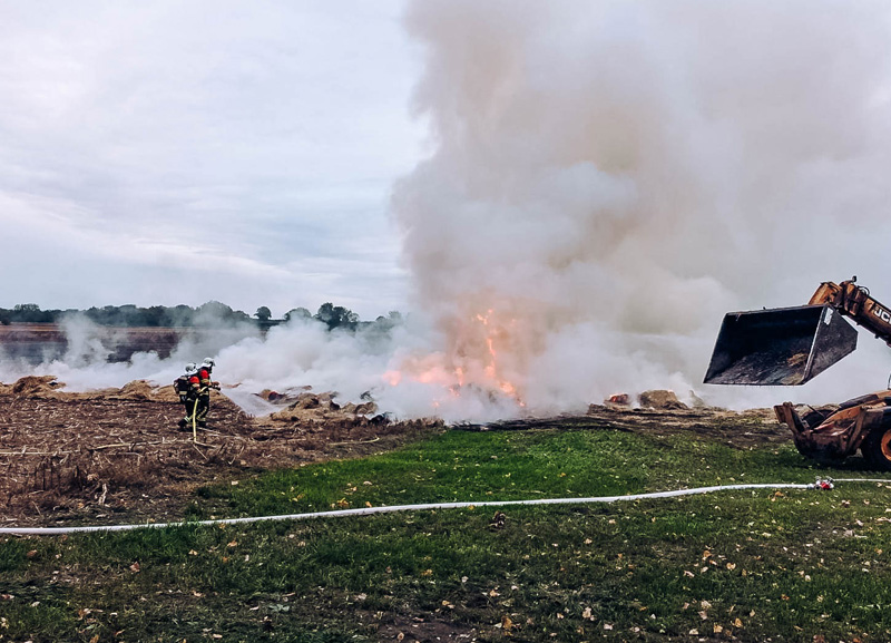 Strohbrand bei Eschenried - Verkehr auf der B471 zeitweise beeinträchtigt