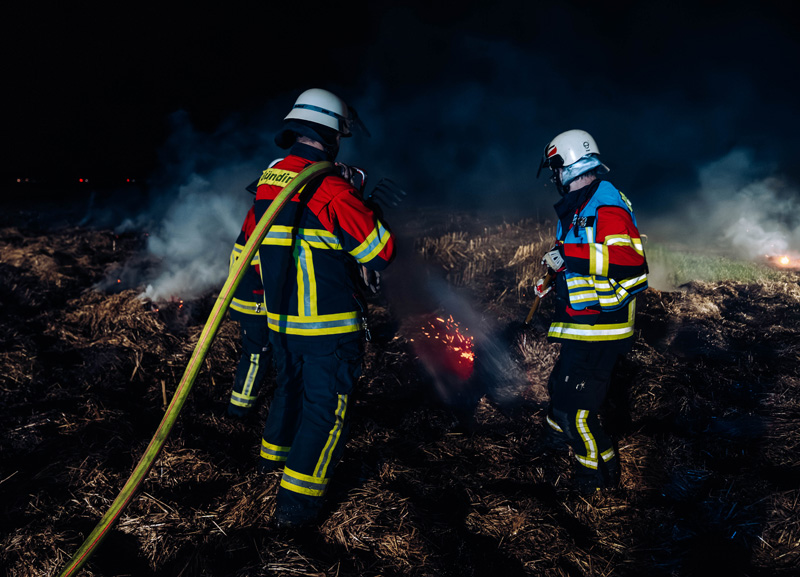 Strohbrand bei Eschenried - Verkehr auf der B471 zeitweise beeinträchtigt