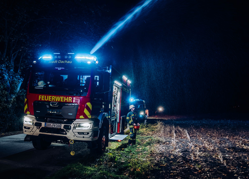 Strohbrand bei Eschenried - Verkehr auf der B471 zeitweise beeinträchtigt