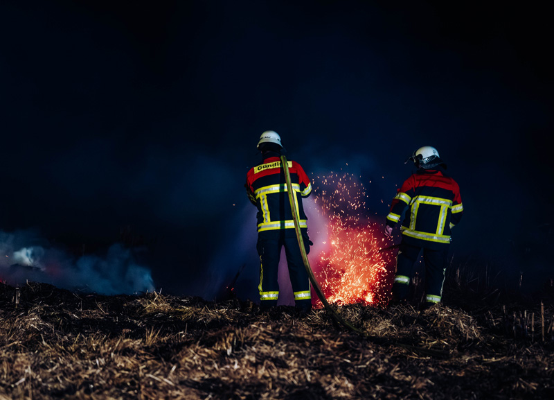 Strohbrand bei Eschenried - Verkehr auf der B471 zeitweise beeinträchtigt